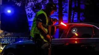 Policjanci kontrolują drogi wyjazdowe ze Starej Wsi 