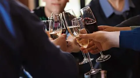 alkohol impreza kieliszek kieliszki shutterstock_2224665681