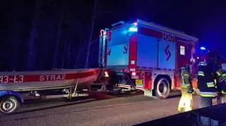 Samochód z trzema osobami wpadł do rzeki