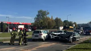 Zderzenie autobusu miejskiego z pięcioma samochodami 