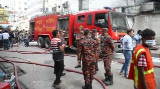 Pożar magazynu chemicznego i fabryki odzieży w Bangladeszu