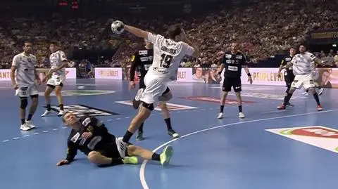 Futbolowy wślizg na meczu piłki ręcznej. "Wybitnie niesportowy i niebezpieczny faul"