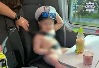 Trzylatek w pieluszce sam przyszedł na stację paliw