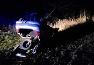 Spał w aucie. Gdy przyjechała policja, zaczął uciekać