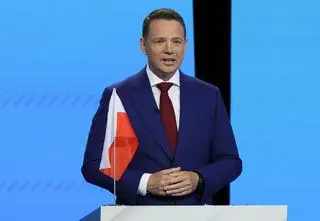 Trzaskowski z flagą, którą Nawrocki "porzucił"