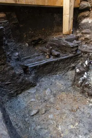 Na dziedzińcu Domu Mikołaja Kopernika odkryto drewniane konstrukcje z XIII wieku