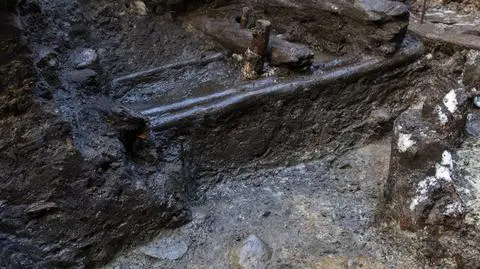 Na dziedzińcu Domu Mikołaja Kopernika odkryto drewniane konstrukcje z XIII wieku