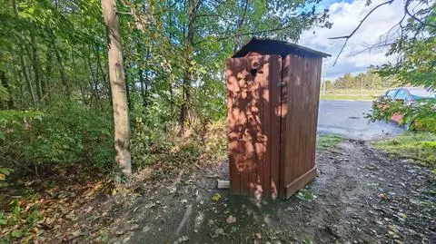 Ktoś ustawił drewnianą sławojkę na wejściu do lasu w Zgierzu