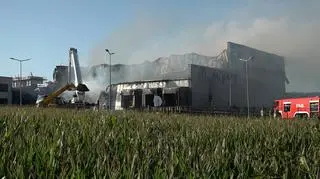 Strażak "spadł do wnętrza hali". Wciąż go szukają