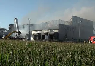 Strażak "spadł do wnętrza hali". Wciąż go szukają