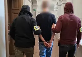 Bili, kopali i uderzali 70-latka pałką teleskopową. Zażądali od niego pieniędzy