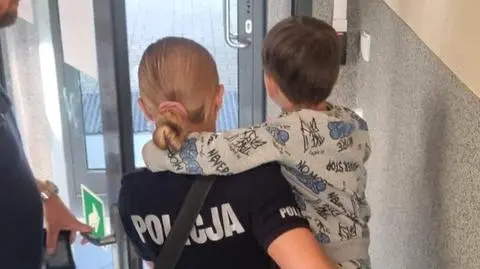 Pięcioletni chłopiec w piżamie sam na ulicy w Pszczynie