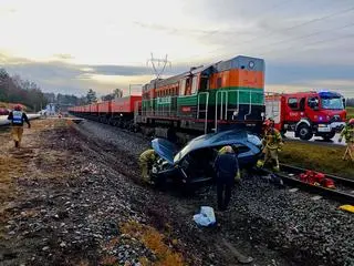 Auto wjechało pod jadący pociąg