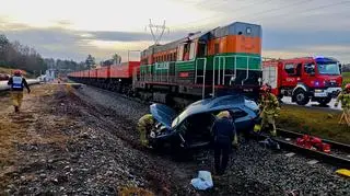 Auto wjechało pod pociąg