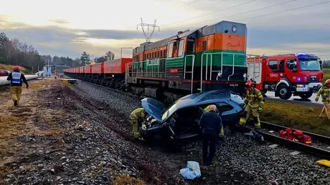 Auto wjechało pod pociąg