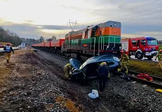 Wjechał na czerwonym świetle i zderzył się z pociągiem