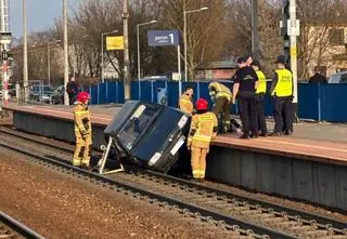 Auto zjechało z peronu na tory. Tak się tłumaczył kierowca