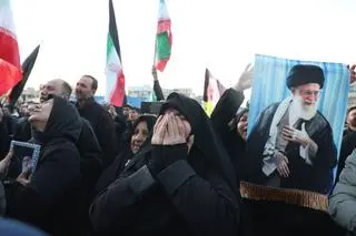 Tłum opłakuje śmierć ajatollaha w Teheranie, 1 marca 2026 r.