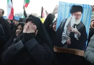 Jakie nastroje panują po śmierci ajatollaha? Nie wszyscy tańczą na ulicach