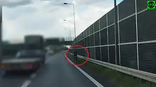 Starszy mężczyzna jechał rowerem po autostradzie A4