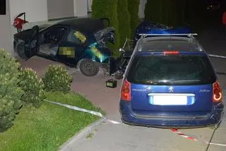 Tył stojącego na parkingu auta został doszczętnie zniszczony 