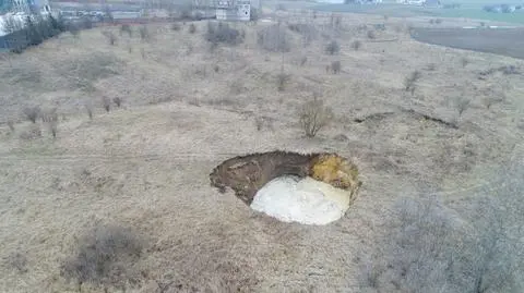 Geolodzy zmierzyli zapadlisko w Wapnie. "Może mieć kilkadziesiąt metrów głębokości"