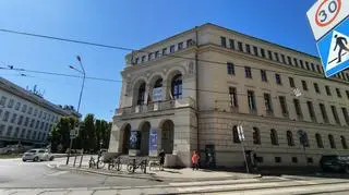 Uniwersytet Artystyczny w Poznaniu z symbolicznymi czarnymi flagami
