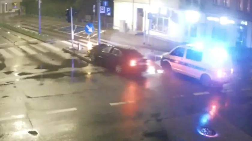 Uciekał przed policją, uderzył w słup. Nagranie