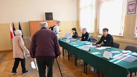 DLA ROZSZYĆ | Głosowanie w drugiej turze wyborów prezydenckich. Lokal wyborczy w Szczecinie