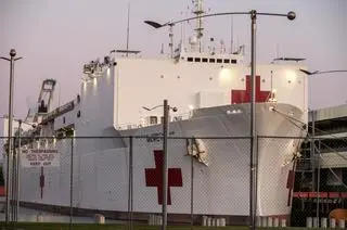 Do Los Angeles przypłynął statek szpitalny Mercy