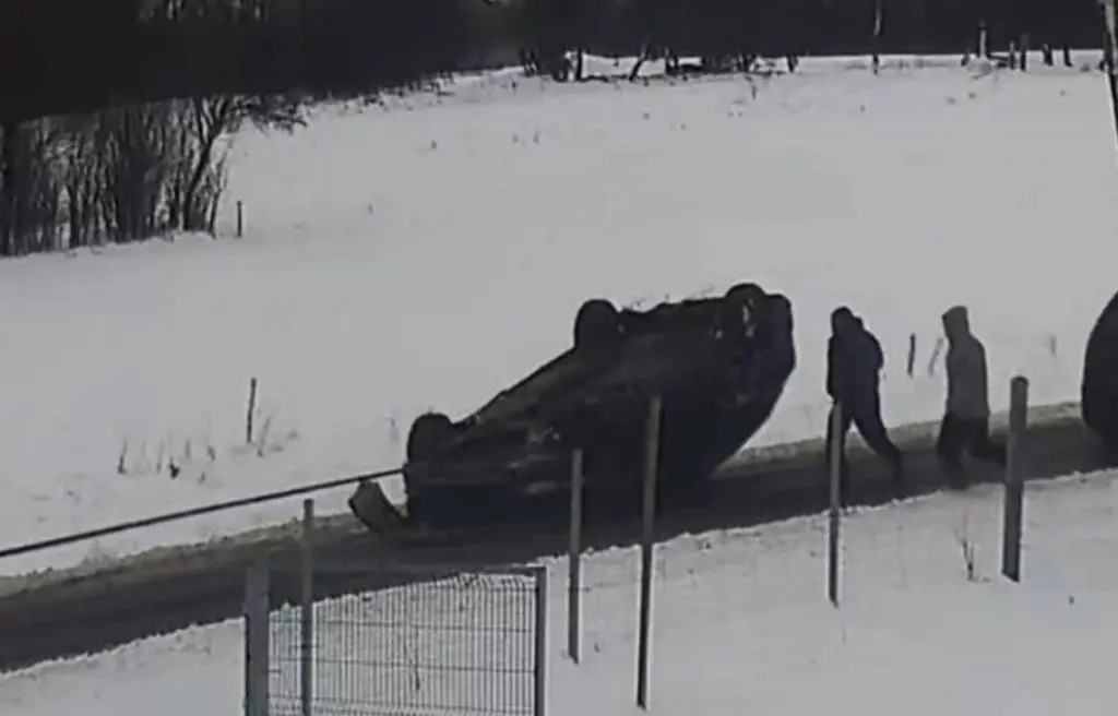 Auto zostało odholowane na dachu