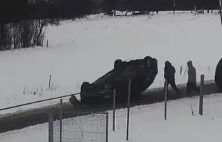 Auto zostało odholowane na dachu