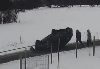 Pijany kierowca holował auto przewrócone na dach. Nagranie 
