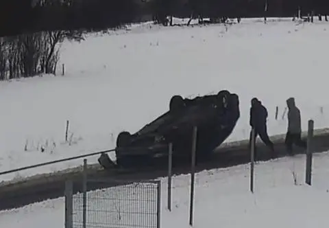 Pijany kierowca holował auto przewrócone na dach. Nagranie 