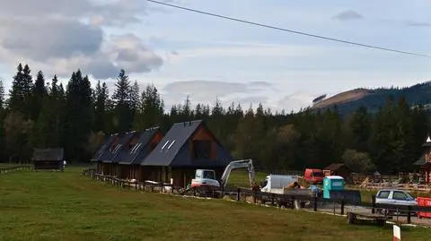Cztery budynki powstają na skraju polany Biały Potok w Witowie