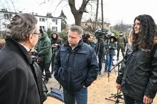 Pełnomocnik rządu ds. odbudowy po powodzi Marcin Kierwiński podczas wizyty w miejscu budowy mostu tymczasowego w Wilkanowie
