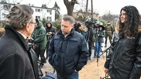 Pełnomocnik rządu ds. odbudowy po powodzi Marcin Kierwiński podczas wizyty w miejscu budowy mostu tymczasowego w Wilkanowie