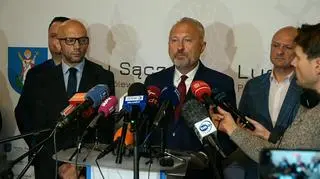 Samorządowcy podczas konferencji prasowej