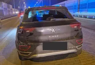 Kierowcy ciężarówek zablokowali auto osobowe. Kierujący nim mężczyzna był pijany