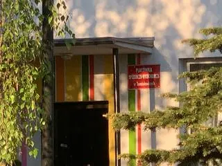 Wejście frontowe do domu dziecka w Tomisławicach
