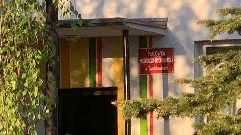 Wejście frontowe do domu dziecka w Tomisławicach