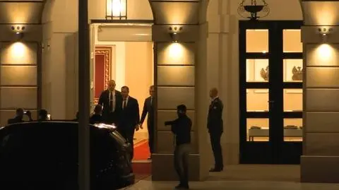 Karol Nawrocki wychodzi z Pałacu Prezydenckiego po spotkaniu z Andrzejem Dudą