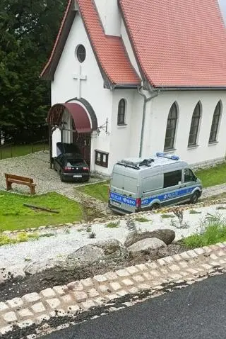 52-latek zjechał z drogi i wjechał w drzwi kościoła