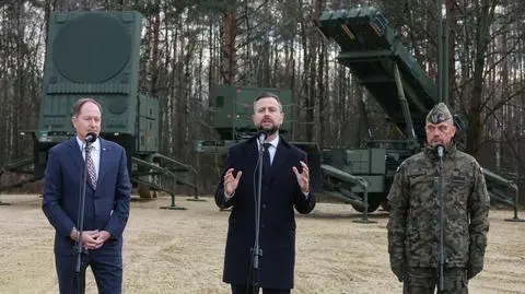 Wicepremier, minister obrony narodowej Władysław Kosiniak-Kamysz i ustępujący ambasador Stanów Zjednoczonych w Polsce Mark Brzezinski w Sochaczewie (18.12.2024 r.)