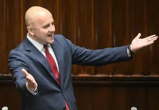 "Oni są sprytni". Dlaczego posłowie bezkarnie szerzą hejt na obcokrajowców