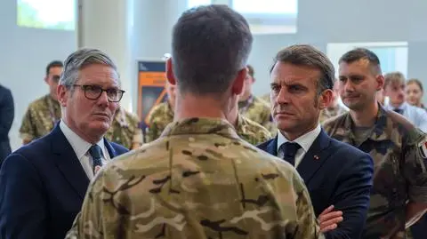 Keir Starmer i Emmanuel Macron podczas wizyty w bazie wojskowej Northwood 
