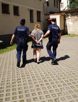 Zatrzymana 32-latka i jej konkubent za znęcanie się nad chorym dzieckiem
