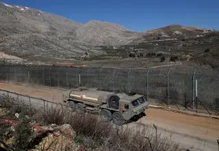 Izrael "obserwuje Syrię pod kątem potencjalnych zagrożeń". Zbombardowano skład broni