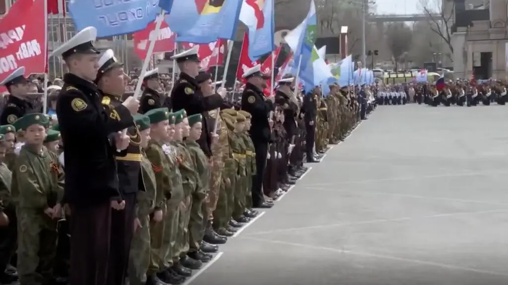 Dzieci na paradzie we Władywostoku 