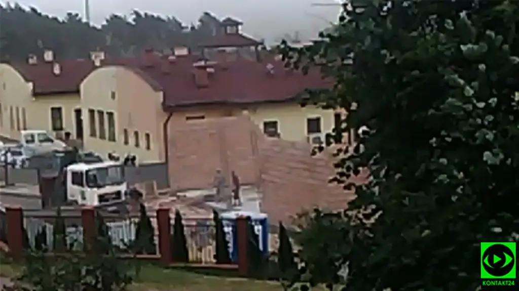 Wiatr przewraca mur przy przedszolu